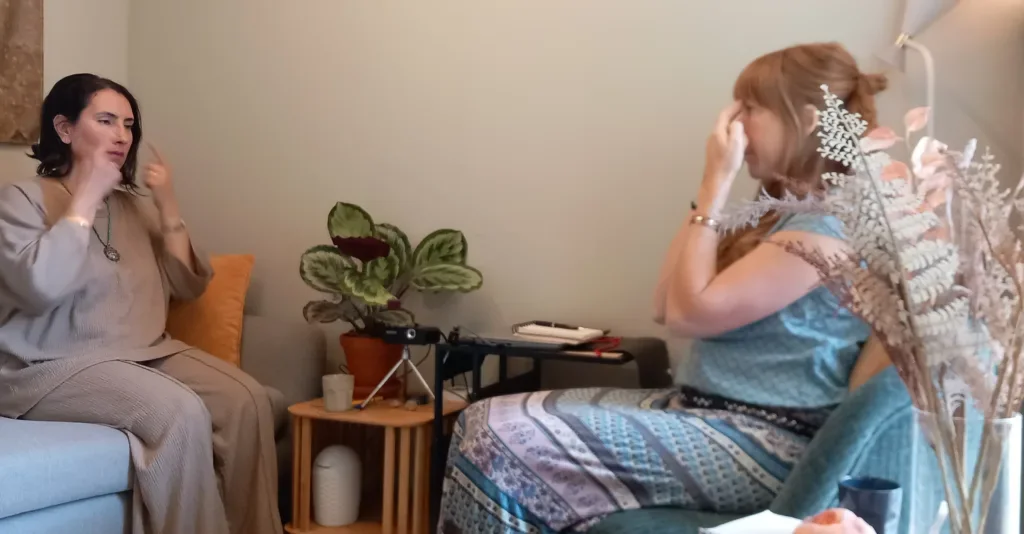 Joyce en een cliënte zitten tegenover elkaar in de praktijk en doen samen EFT-tapping